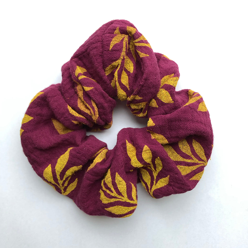 Scrunchie paars met gele opdruk