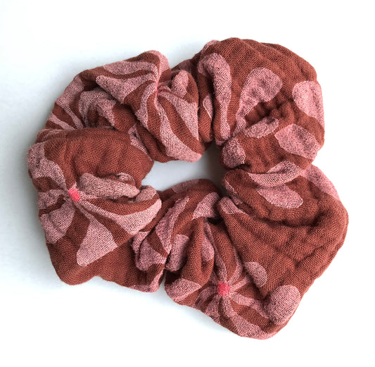 Scrunchie bruinrood met lichtroze opdruk